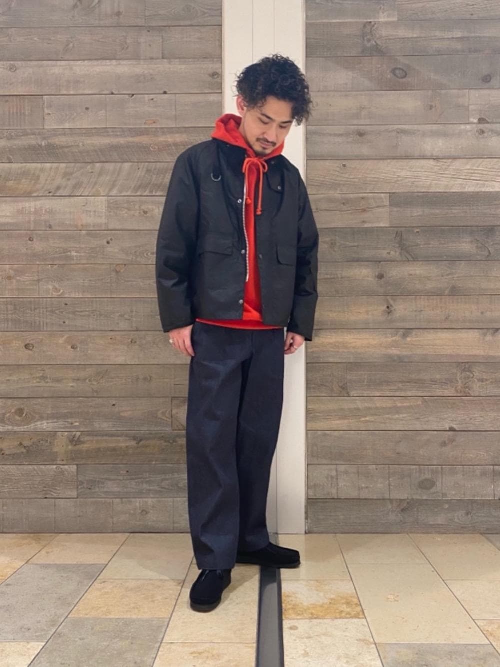 ブルー系のその他パンツ、ブラック系のその他アウター、ブラック系のモカシン/デッキシューズを着用したメンズの秋コーディネートの1枚目の写真