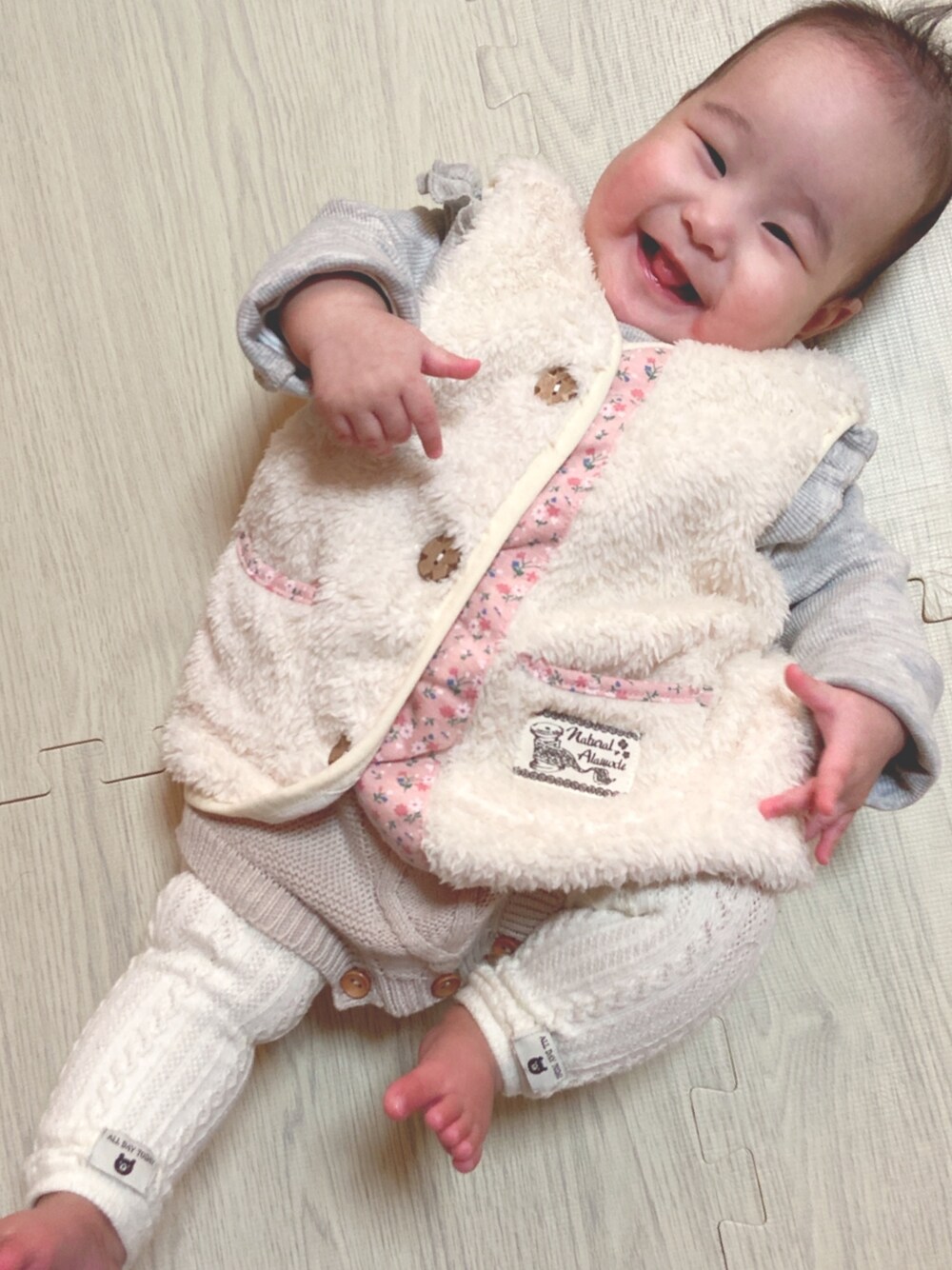 「休日スタイル、ベスト、おんなのこ、ベビー、ベビーコーデ、80cm、70cm、冬コーデ、冬、キッズコーデ」｜「AEON STYLEのアイテム（ベビーパジャマ/スリーパー、ホワイト系）」を使った、イケメンりんか丸さん（キッズ・70cm）の冬コーディネートの1枚目の写真
