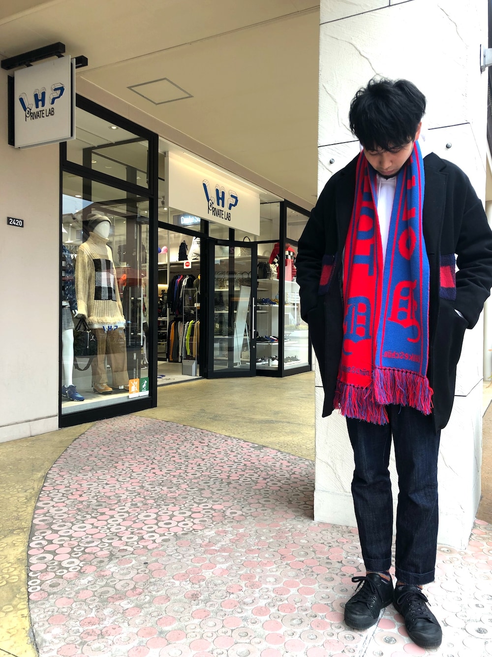 「マフラー、フーリガン、赤、青、赤青、Danke schon」｜「DANKE SCHONのアイテム（ステンカラーコート、ブラック系）」を使った、ツネマツさん（メンズ・187cm）の冬コーディネートの1枚目の写真