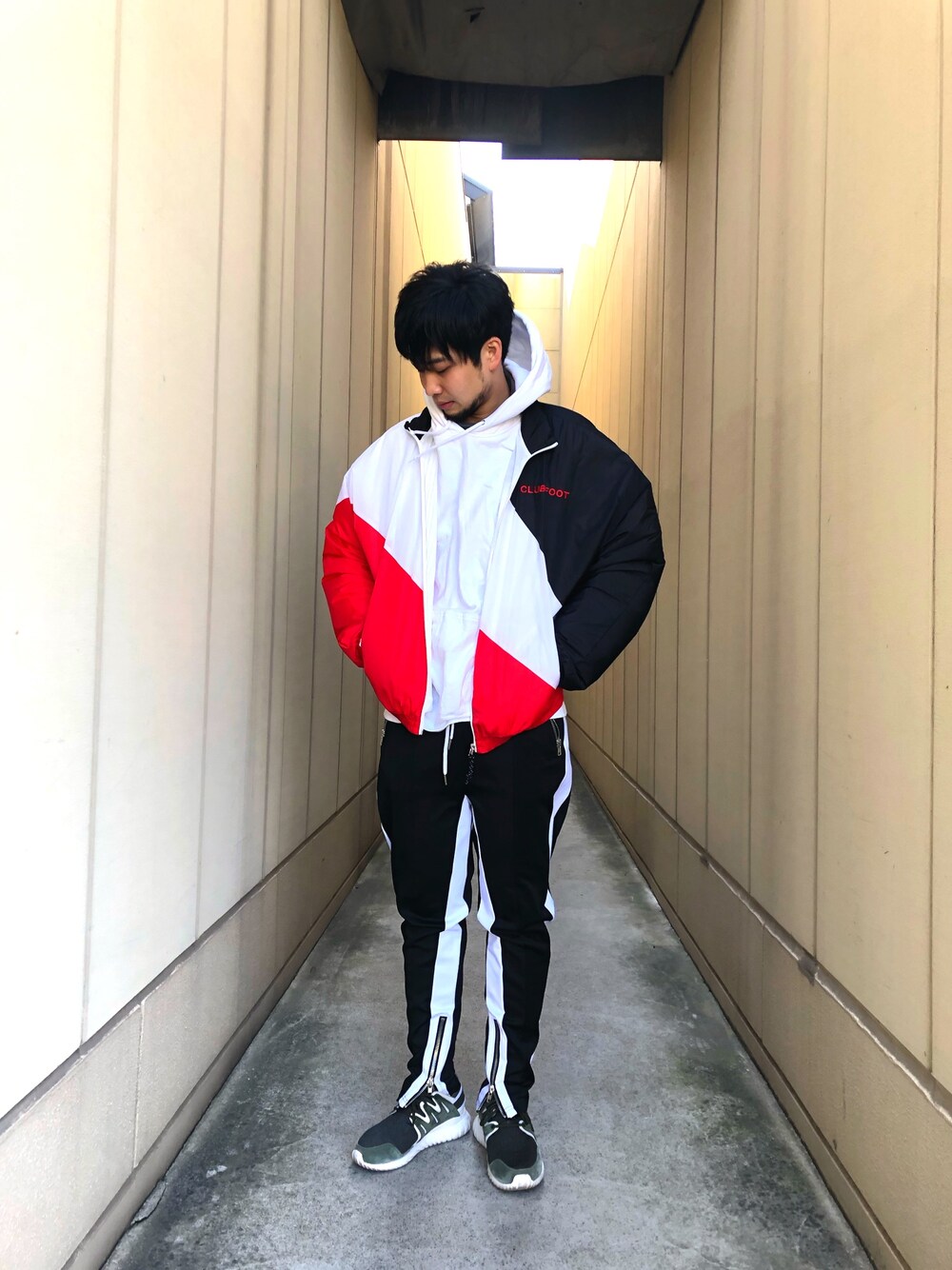 「Danke schon、ブラック、ブルゾン、ナイロン、スポーティー、BIGシルエット」｜「DANKE SCHONのDankeSchon/ダンケシェーン/CLUB FOOT NylonBlouson（ナイロンジャケット、ブラック系）」を使った、ツネマツさん（メンズ・187cm）の冬コーディネートの1枚目の写真