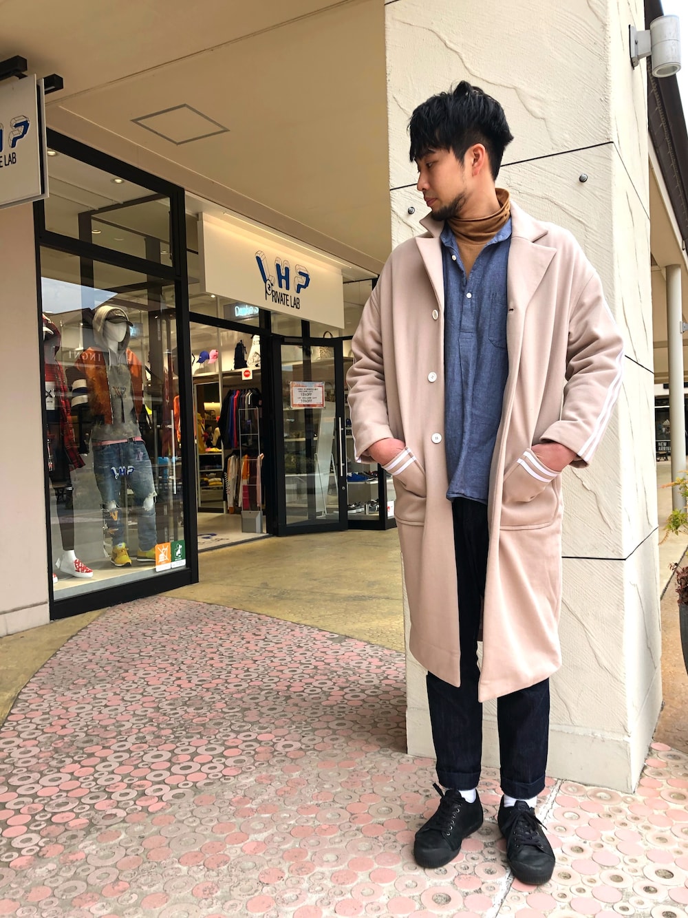 「Danke schon、ベージュ、チェスターコート、コート、スウェット地、ストリート」｜「DANKE SCHONのDankeSchon/ダンケシェーン/LineSweat ChesterCort（チェスターコート、ベージュ系）」を使った、ツネマツさん（メンズ・187cm）の冬コーディネートの1枚目の写真
