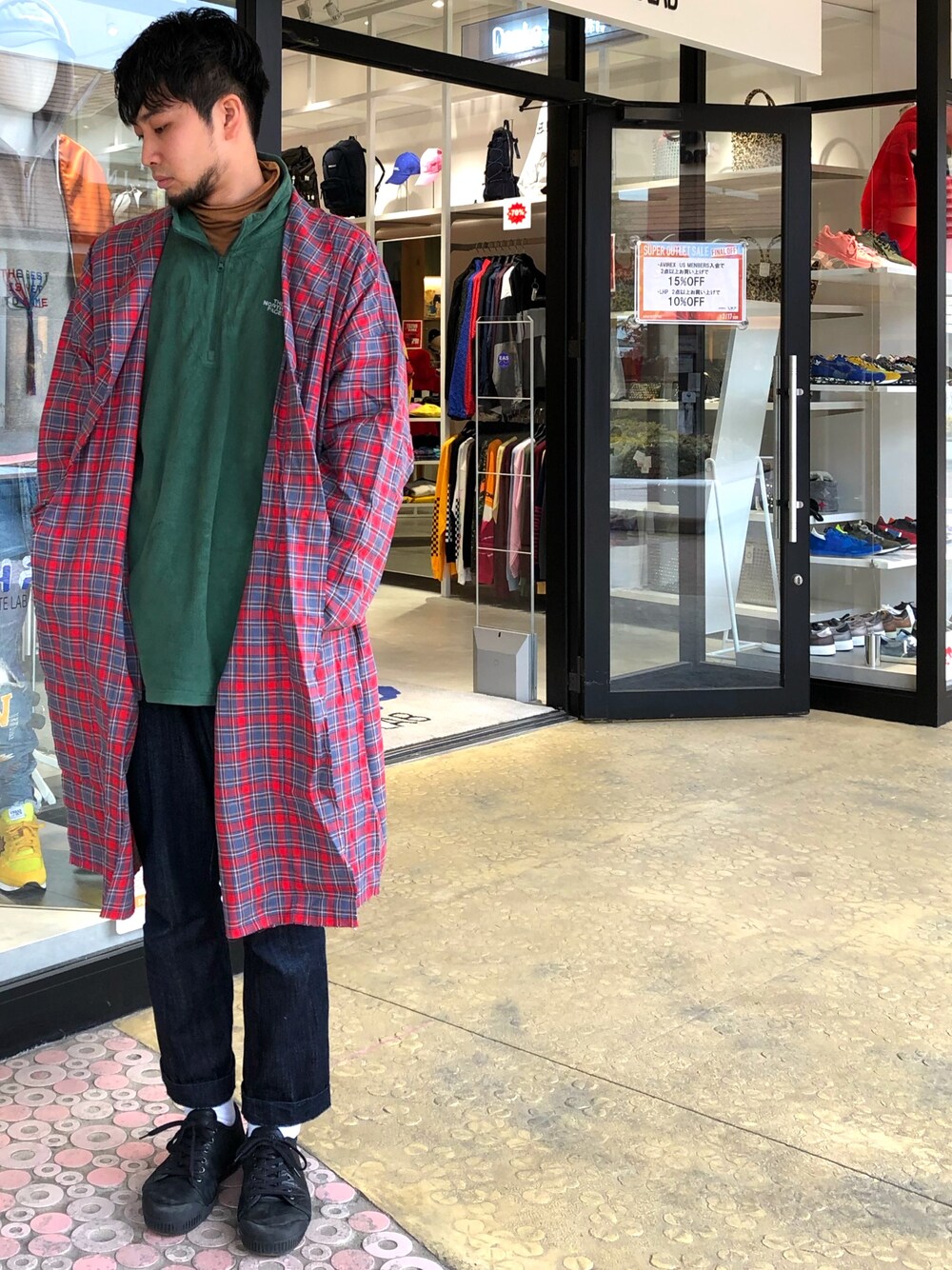 「WHITELAND BLACKBURN、ホワイトランドブラックバーン、ガウン、チェック、赤、赤チェック」｜「WHITELANDのアイテム（その他アウター、レッド系）」を使った、ツネマツさん（メンズ・187cm）の冬コーディネートの1枚目の写真