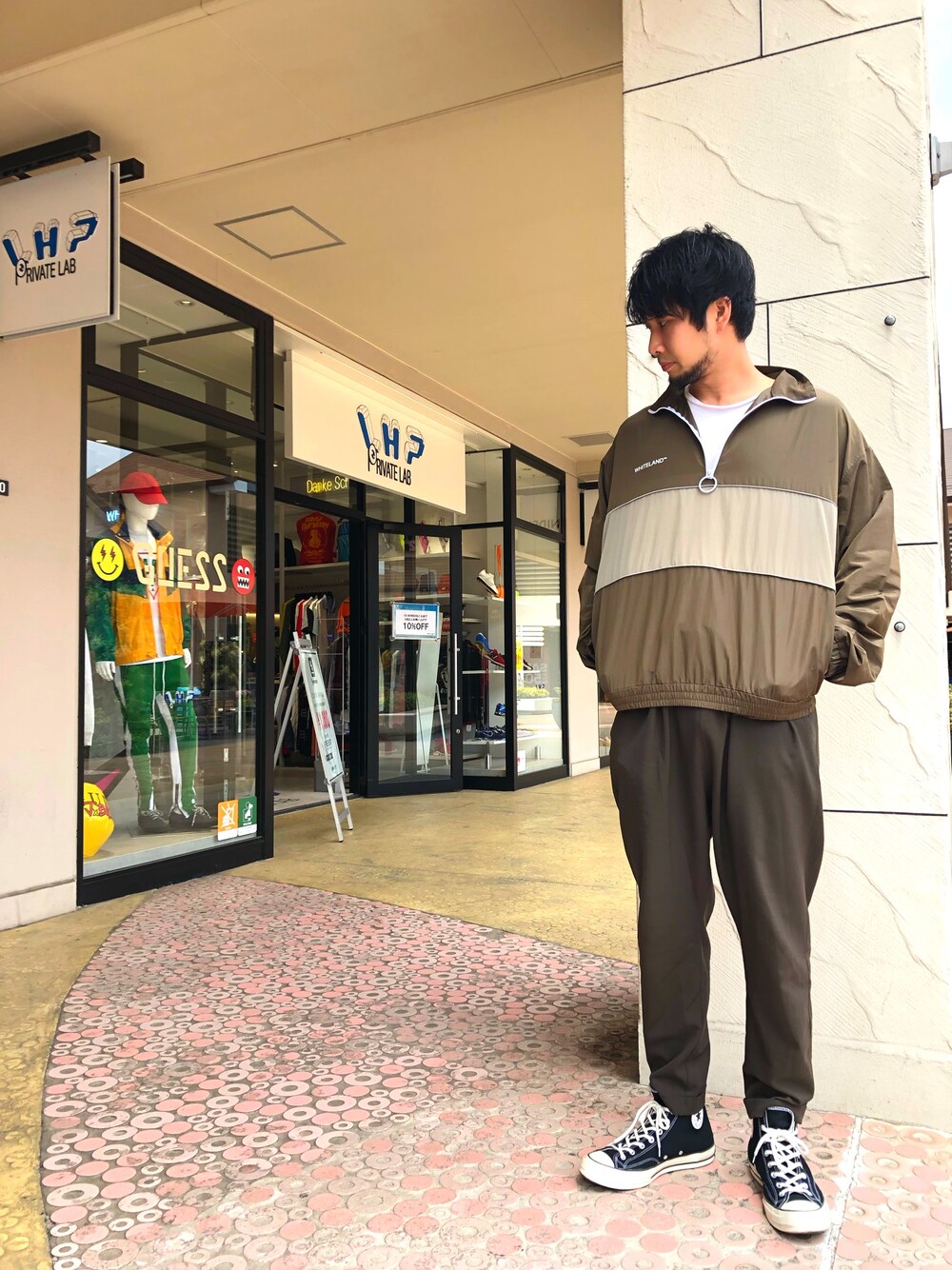 「ストリート、プルオーバー、ブラウン、ナイロン、スポーツ、リフレクター、WHITELAND BLACKBURN、融合」｜「WHITELANDのWHITELAND/ホワイトランド/リフレクターナイロンアノラック(18A-BSL315-WL)（ナイロンジャケット、ブラウン系）」を使った、ツネマツさん（メンズ・187cm）の春コーディネートの1枚目の写真