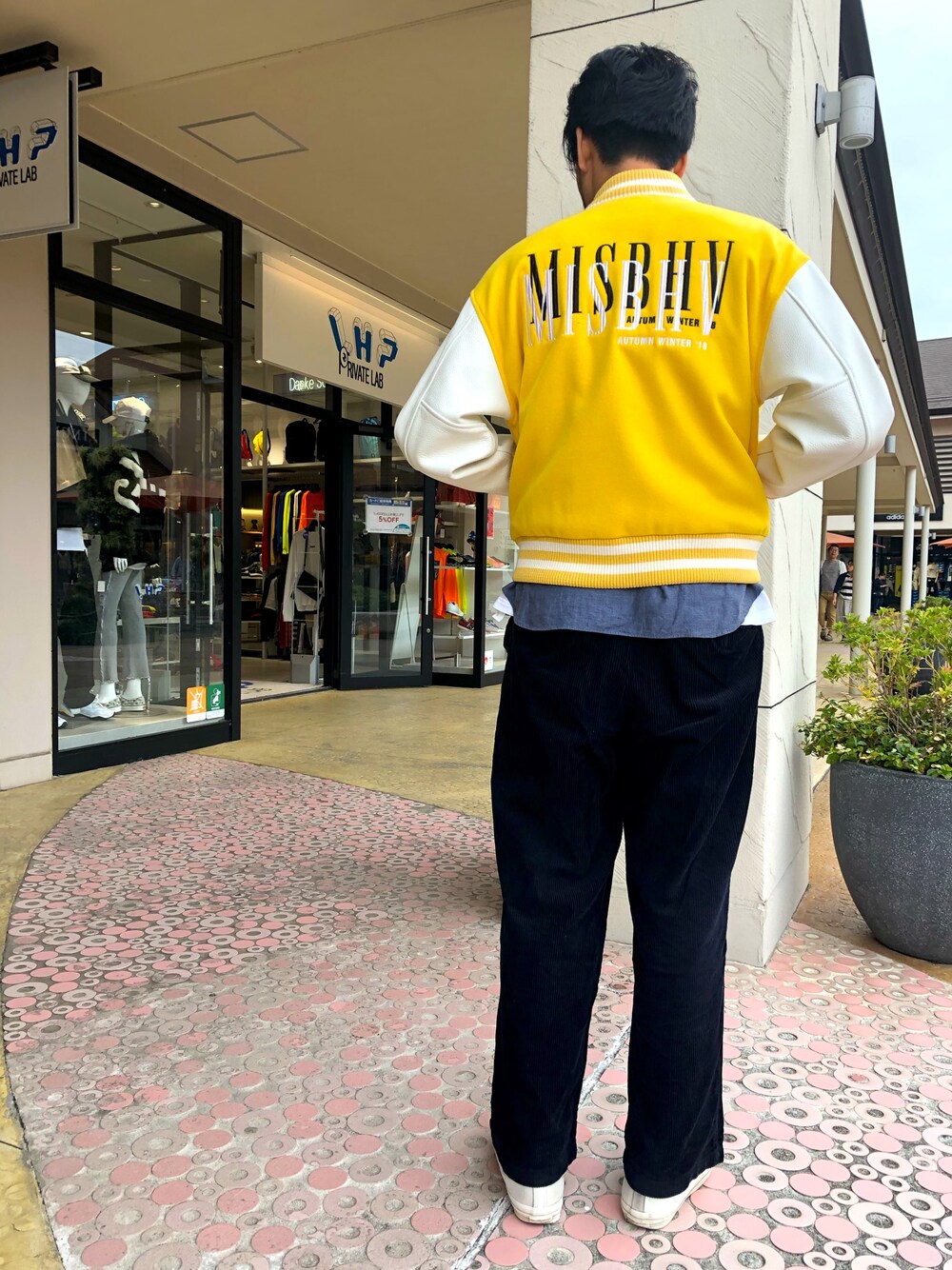 「misbhv、スタジャン、レザー、ウール、コンビ、イエロー」｜「MISBHVのアイテム（スタジャン、イエロー系）」を使った、ツネマツさん（メンズ・187cm）の秋コーディネートの1枚目の写真