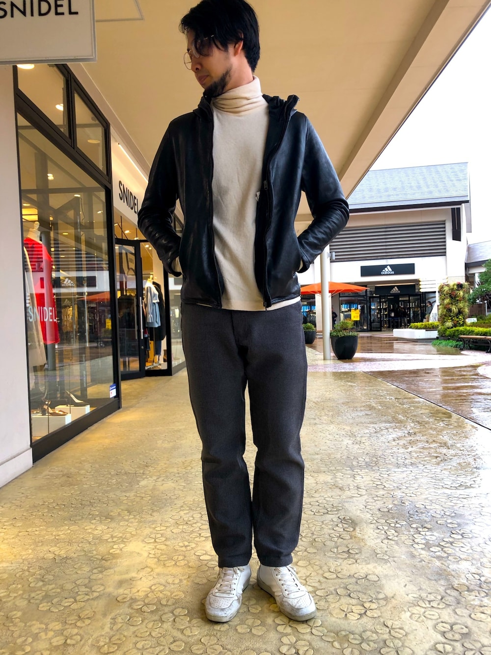 「AMPHIBIAN、レザー、フード、ブラック、羊革、ラムレザー、sheep」｜「AMPHIBIANのアイテム（その他アウター、ブラック系）」を使った、ツネマツさん（メンズ・187cm）の秋コーディネートの1枚目の写真