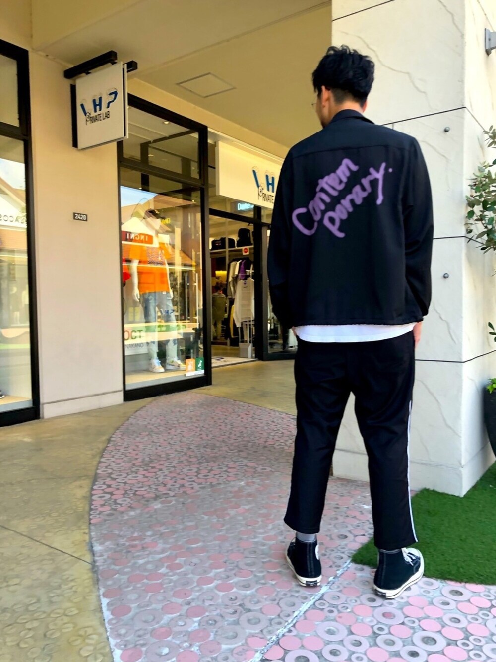 「ブルゾン、ブラック、ジップアップ、whiteland」｜「WHITELANDの【LAB限定モデル】WHITELAND/ホワイトランド/スプレープリントジップアップブルゾン（ブルゾン、パープル系）」を使った、ツネマツさん（メンズ・187cm）の夏コーディネートの1枚目の写真