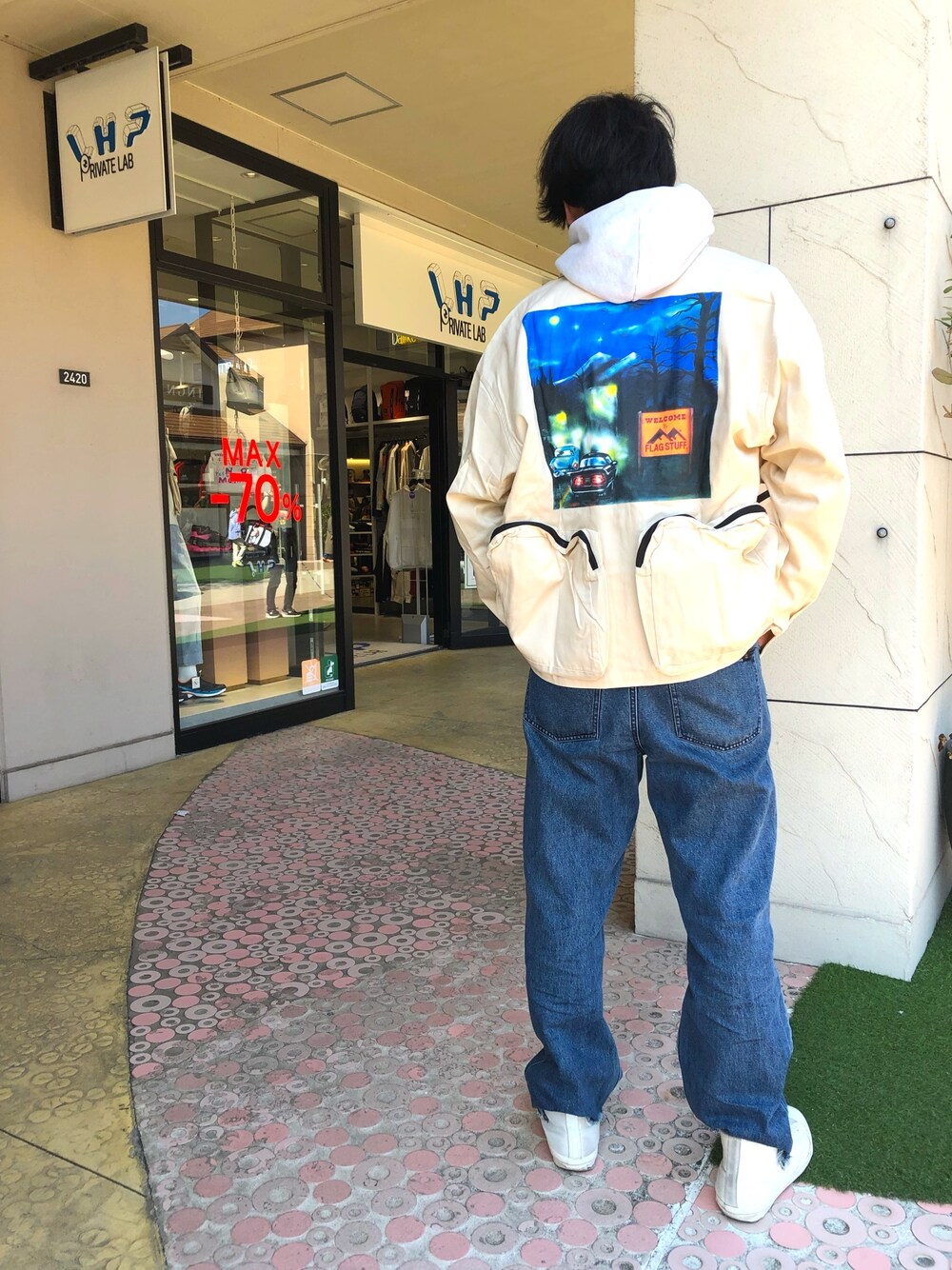 ホワイト系のブルゾンを着用したメンズの冬コーディネートの1枚目の写真