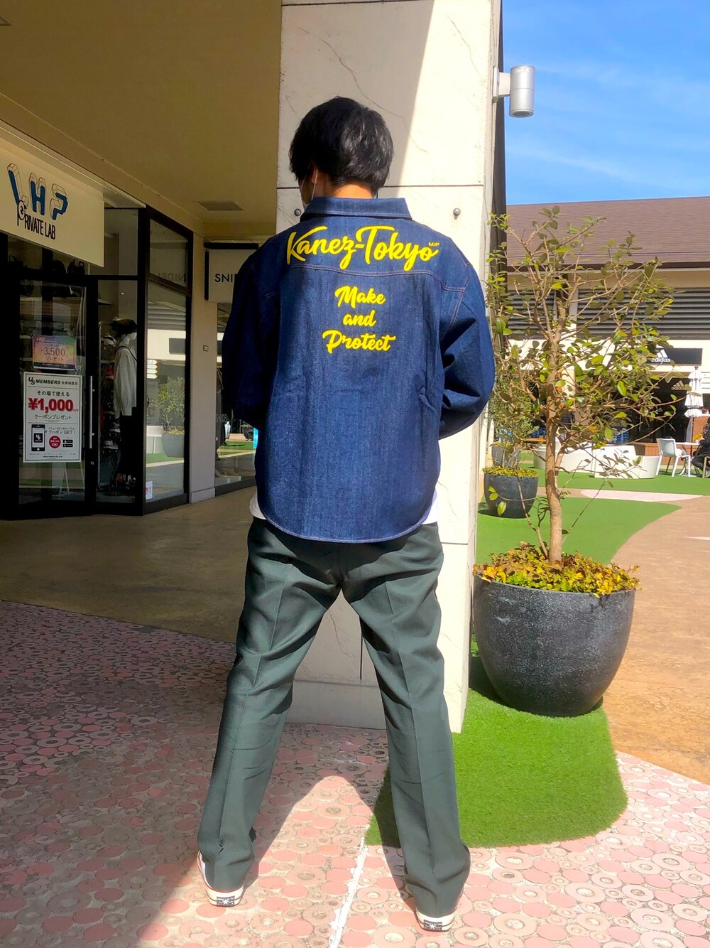 ブルー系のシャツ/ブラウス、ブルー系のシャツ/ブラウスを着用したメンズの冬コーディネートの1枚目の写真