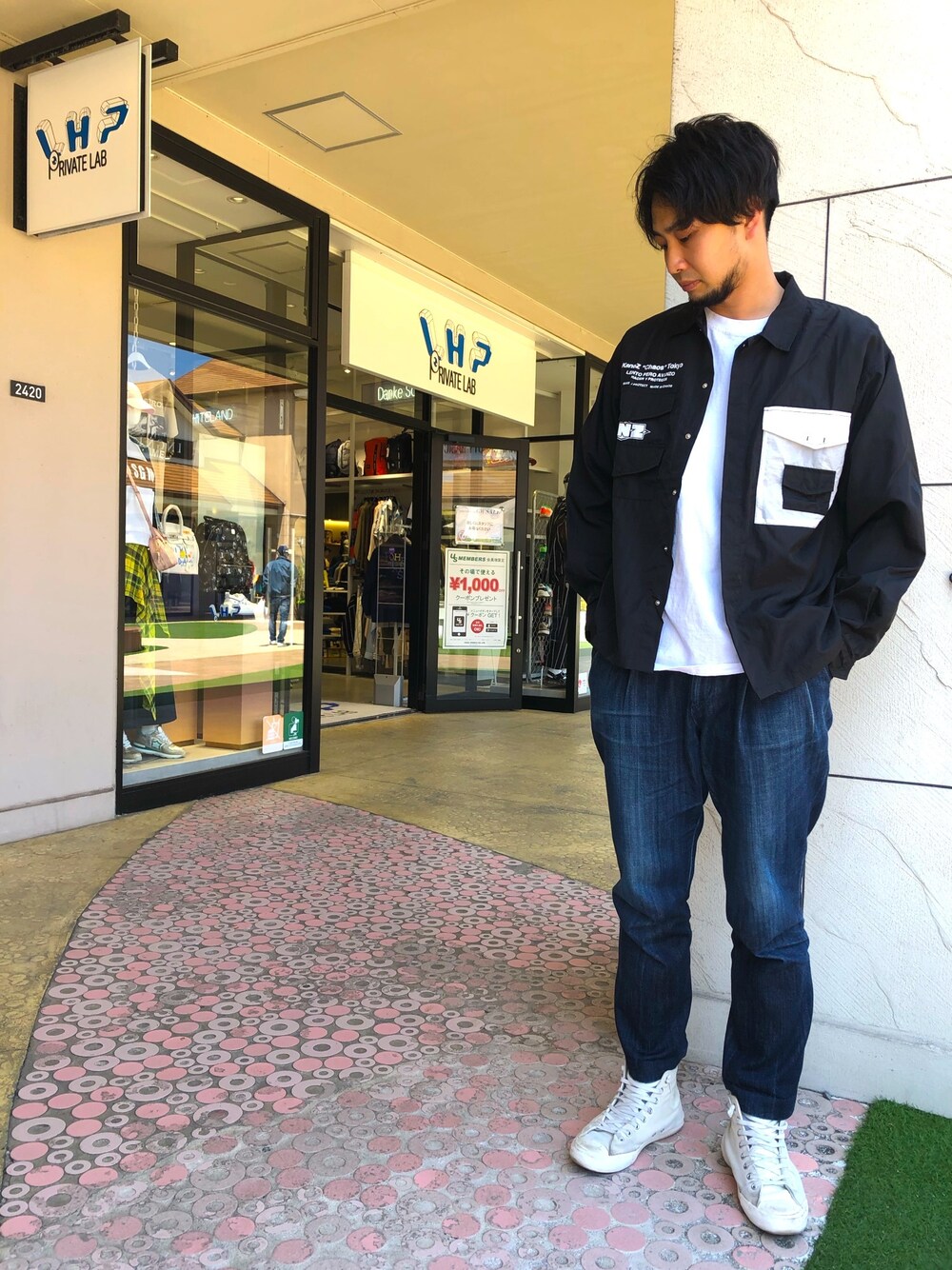 ブラック系のブルゾン、ブラック系のブルゾンを着用したメンズの春コーディネートの1枚目の写真