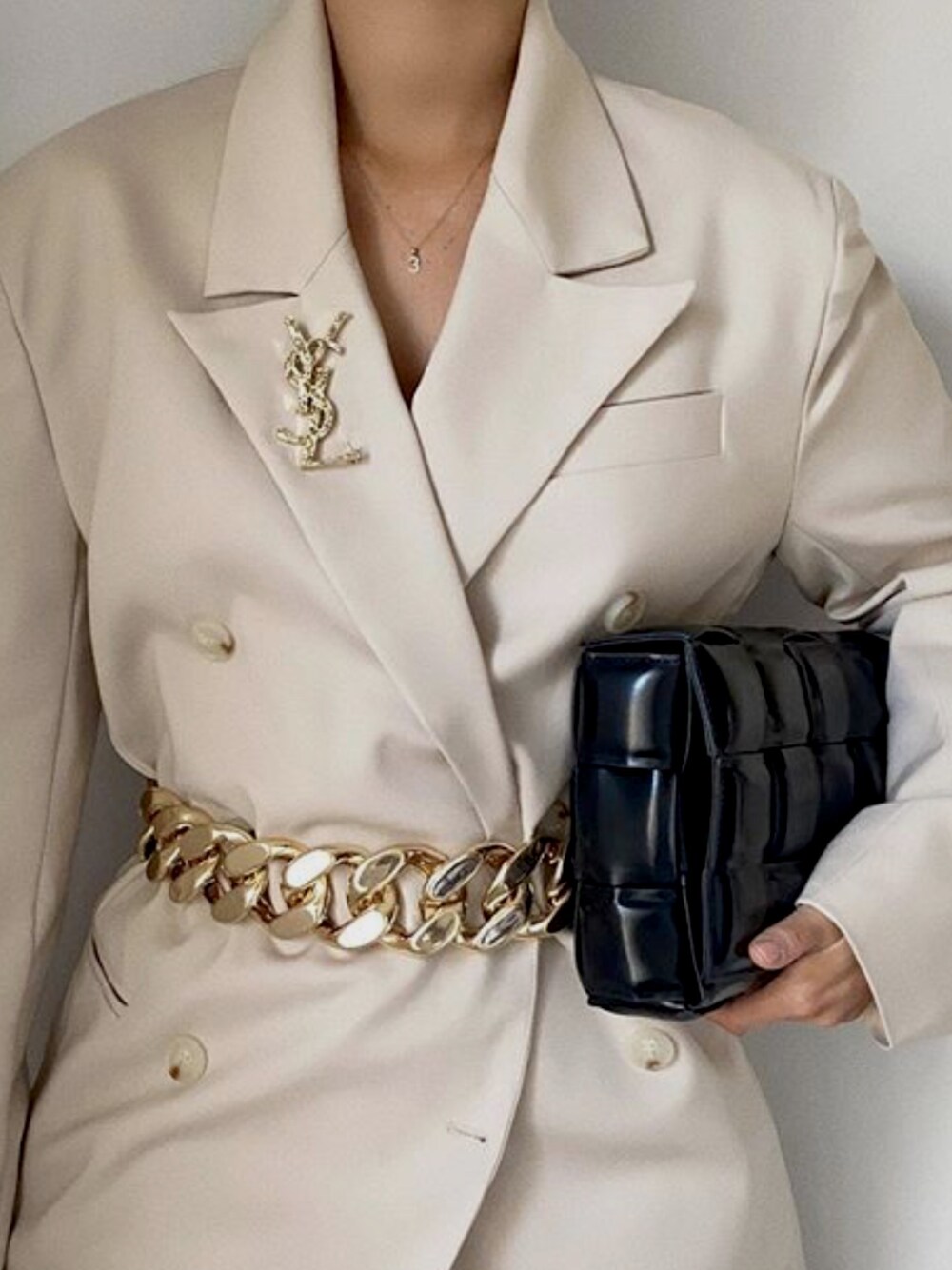 ベージュ系のアクセサリーを着用したレディースの春コーディネートの1枚目の写真