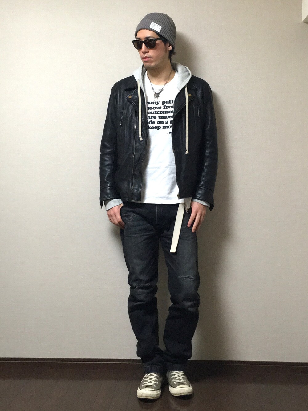 ブラック系のライダースジャケット、ホワイト系のパーカー、ホワイト系のTシャツ/カットソーを着用したメンズの春コーディネートの1枚目の写真