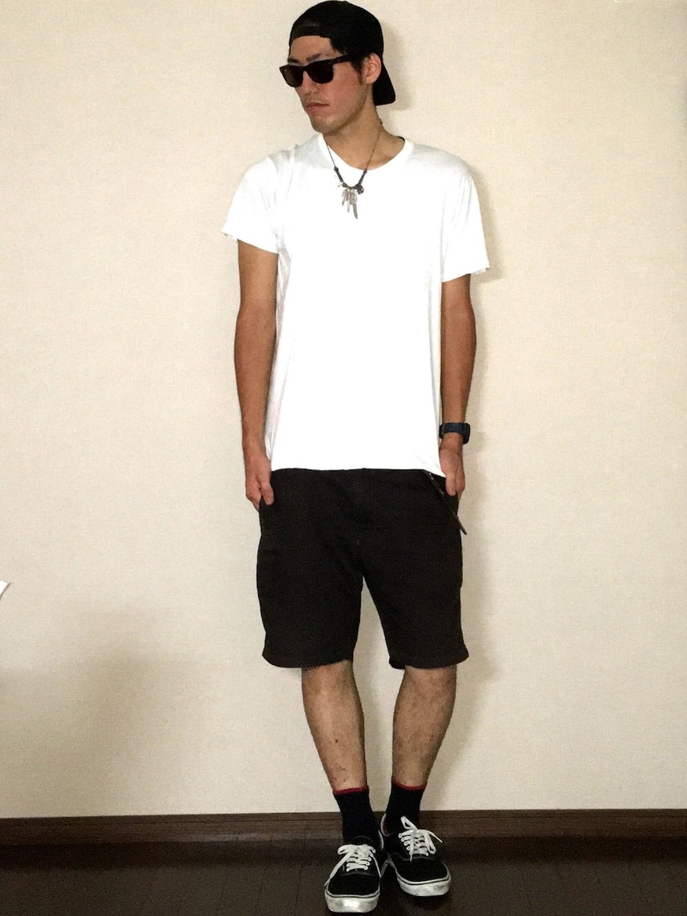 ホワイト系のTシャツ/カットソー、ブラック系のその他パンツ、ブラック系のスニーカーを着用したメンズの秋コーディネートの1枚目の写真