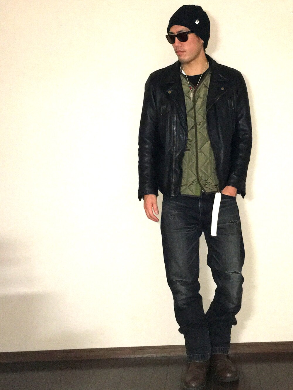 ブラック系のライダースジャケット、グリーン系のダウンジャケット/コート、ブラック系のデニムパンツを着用したメンズの秋コーディネートの1枚目の写真