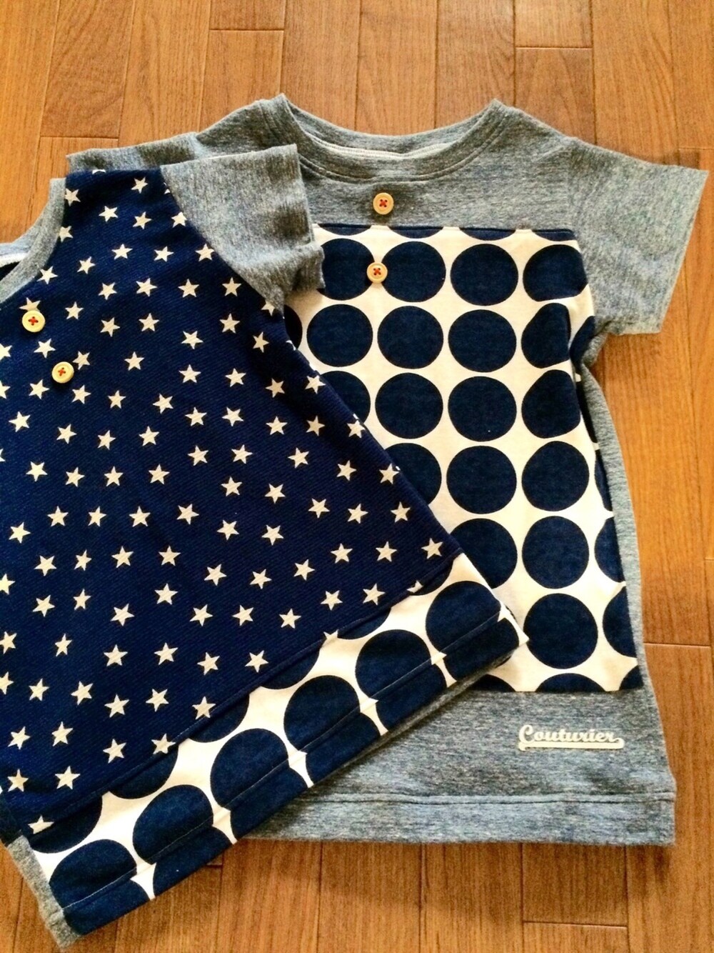 ブルー系のTシャツ/カットソーを着用したキッズの夏コーディネートの1枚目の写真