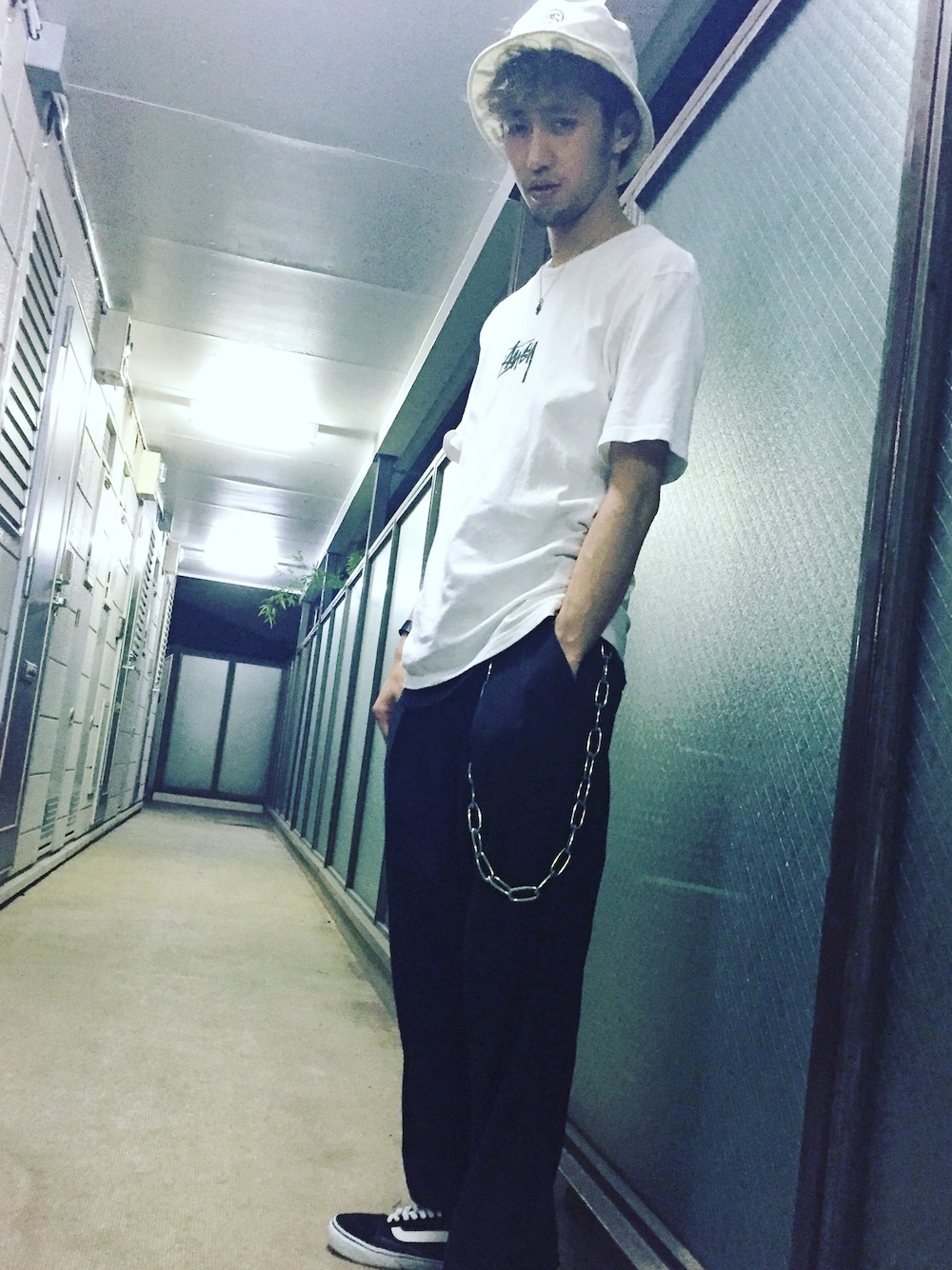 「夏、カジュアル、白Tシャツ、street、HARE、バケットハット、美容師、ゆるコーデ、シンプルコーデ、90’s」｜「STUSSYのTribe Brim Bucket Hat（ハット、ホワイト系）」を使った、MINX銀座二丁目店  橋口　建太さん（メンズ・173cm）の夏コーディネートの1枚目の写真