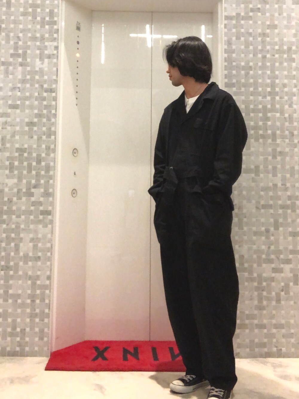 「シンプル、ビッグシルエット、おしゃれさんと繋がりたい、モノトーンコーデ、ストリートコーデ、スニーカー、ジャンプスーツ、ワントーンコーデ、リラックススタイル」｜「JOURNAL STANDARDのアイテム（つなぎ/オールインワン、ブラック系）」を使った、MINX銀座二丁目店  橋口　建太さん（メンズ・173cm）の夏コーディネートの1枚目の写真