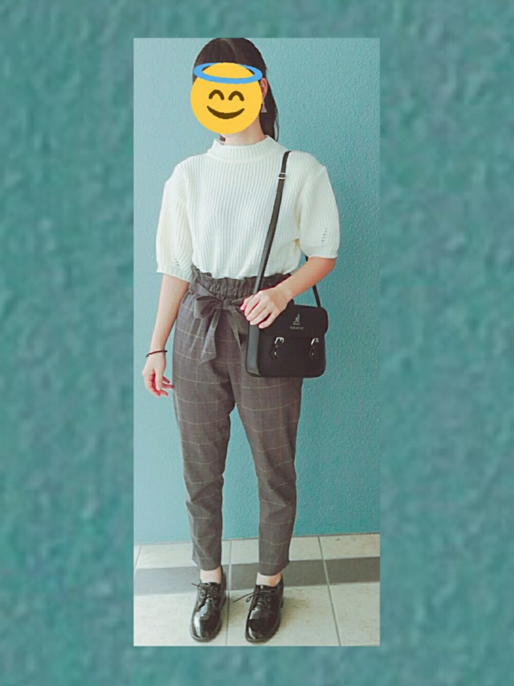 ホワイト系のニット/セーター、ブラック系のドレスシューズ、ブラック系のショルダーバッグを着用したレディースの秋コーディネートの1枚目の写真