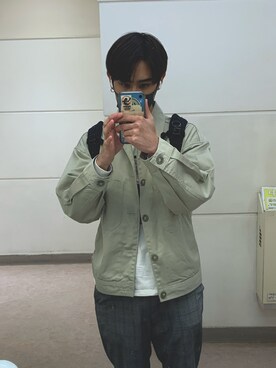 「アイテム（デニムジャケット、グリーン系）」を使った、大学生さん（メンズ・173cm）の春コーディネート