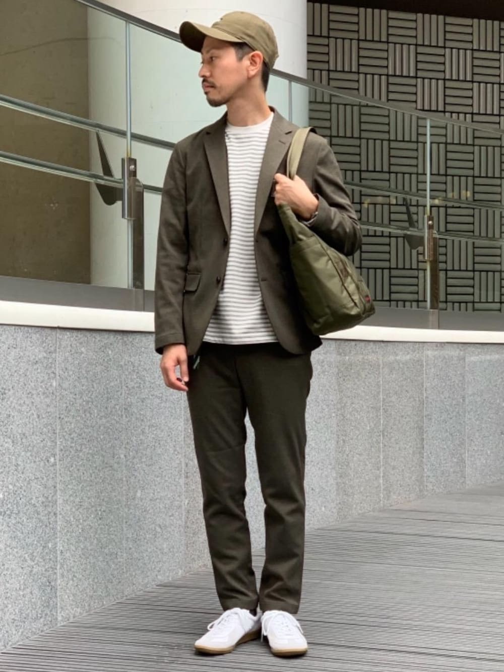 「Tシャツ、ブリーフィング、casual、ノースフェイス、RELAX、ジャーマントレーナー、ブルックスブラザーズ、Easy Set Up、遊び心のあるJacket Style、under175」｜「BRIEFINGの別注 [ ブリーフィング ] SC BRIEFING N/アーバンバケット / トートバッグ （トートバッグ、グリーン系）」を使った、中田 直宏さん（メンズ・171cm）の秋コーディネートの1枚目の写真