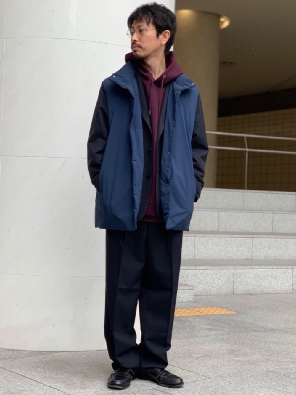 「ローファー、casual、ルコックスポルティフ、GLR別注スタイル、遊び心のあるJacket Style、カジュアルシーンで着こなすセットアップ、ソフトダンボール、ヘビーサージ、ドライワッフル、スタッフセンバツ」｜「green label relaxingのCM ソフト ダンボール ニット フーディー 長袖 パーカー （パーカー、レッド系）」を使った、中田 直宏さん（メンズ・171cm）の秋コーディネートの1枚目の写真