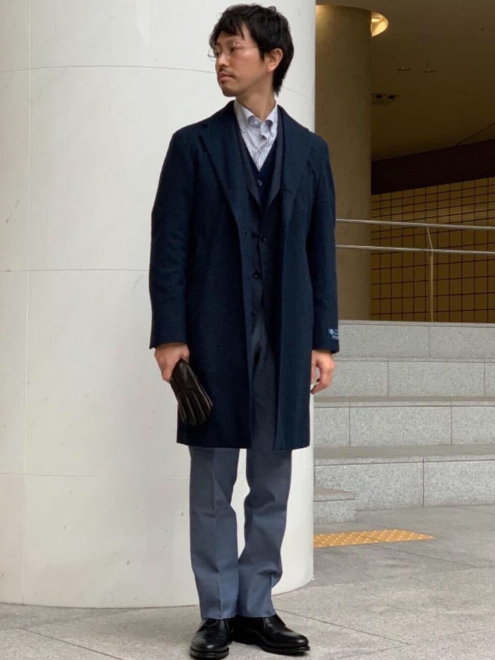 「チェスターコート、チャッカブーツ、office、ロロピアーナ、ジャランスリワヤ、LUISA、遊び心のあるJacket Style、TCOX、REDAACTIVE、スタッフセンバツ」｜「JALAN SRIWIJAYAの[ ジャラン スリウァヤ ] JALAN SRIWIJAYA 2アイレット チャッカ ブーツ（ドレスシューズ、ブラック系）」を使った、中田 直宏さん（メンズ・171cm）の秋コーディネートの1枚目の写真