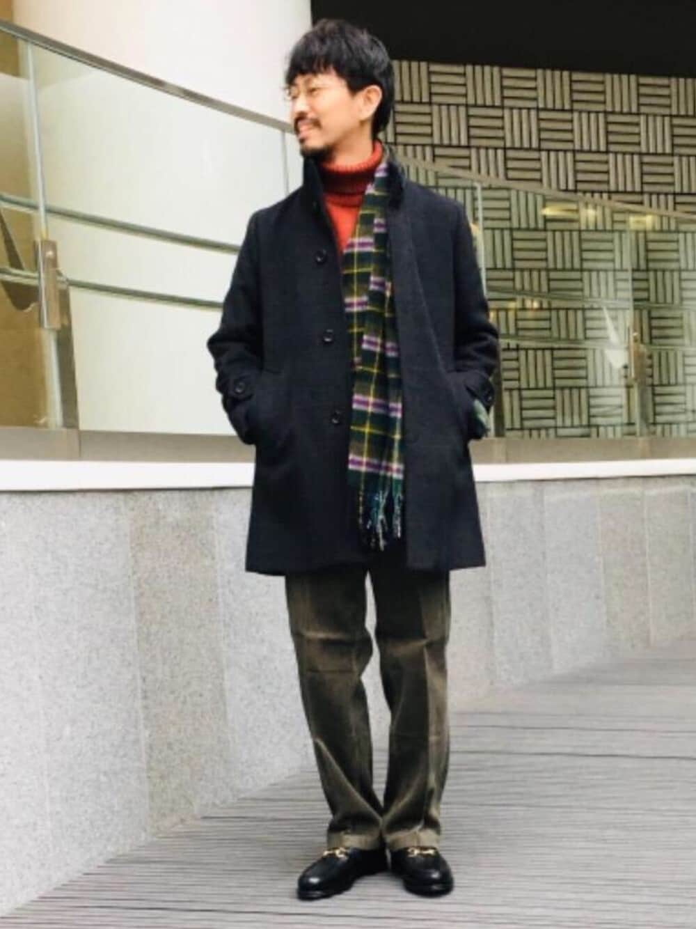 ブラック系のローファー、グレー系のその他アウター、グリーン系のその他パンツを着用したメンズの冬コーディネートの1枚目の写真