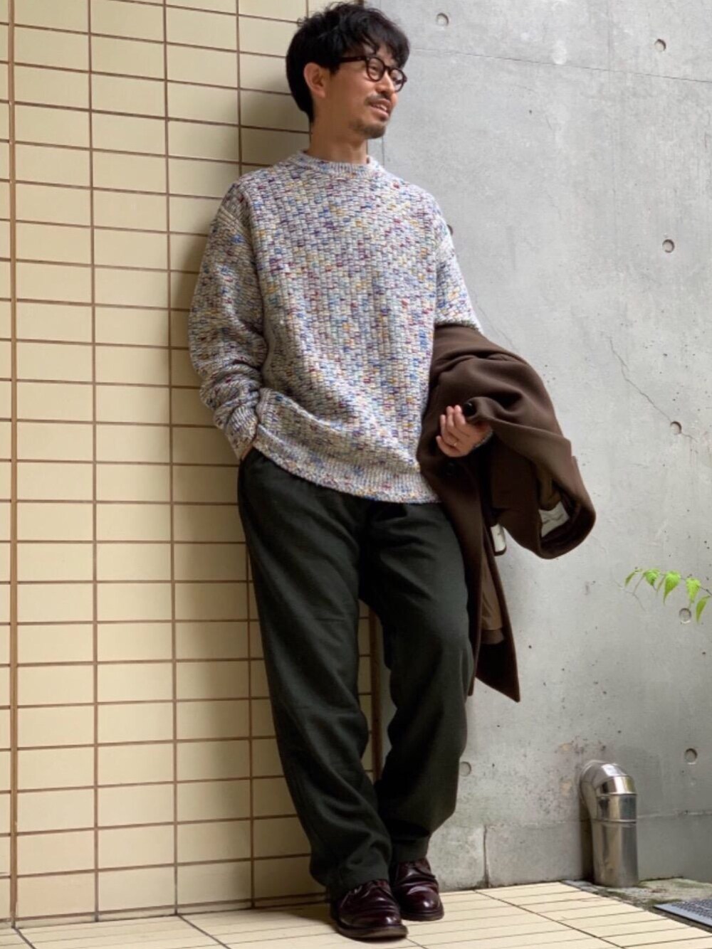 「casual、グラミチ、RELAX、GLR別注スタイル、イージーパンツスタイル、一押しのアウタースタイル、大人カジュアルに活躍する”GRAMICCI”、ファブリカ、ヤマガタニット、スタッフセンバツ」｜「green label relaxingのCM FAbRICA メルトン チェスター コート # （チェスターコート、ブラウン系）」を使った、中田 直宏さん（メンズ・171cm）の冬コーディネートの1枚目の写真