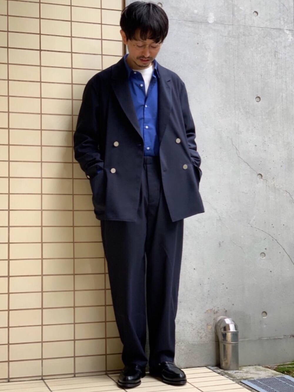 「office、ビッグシャツ、ジャランスリワヤ、ペニーローファー、トラディショナルウェザーウェア、kirby、遊び心のあるJacket Style、UNIONSLACK、スタッフセンバツ」｜「JALAN SRIWIJAYAの別注 [ ジャラン スリウァヤ ] Jalan Sriwijaya ペニー ローファー（ローファー、ブラック系）」を使った、中田 直宏さん（メンズ・171cm）の春コーディネートの1枚目の写真