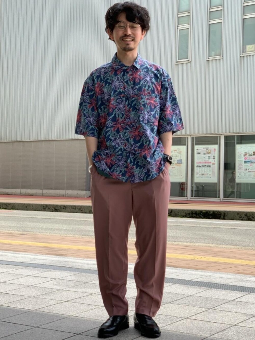 ブラック系のローファー、ピンク系のその他パンツ、グリーン系のTシャツ/カットソーを着用したメンズの春コーディネートの1枚目の写真