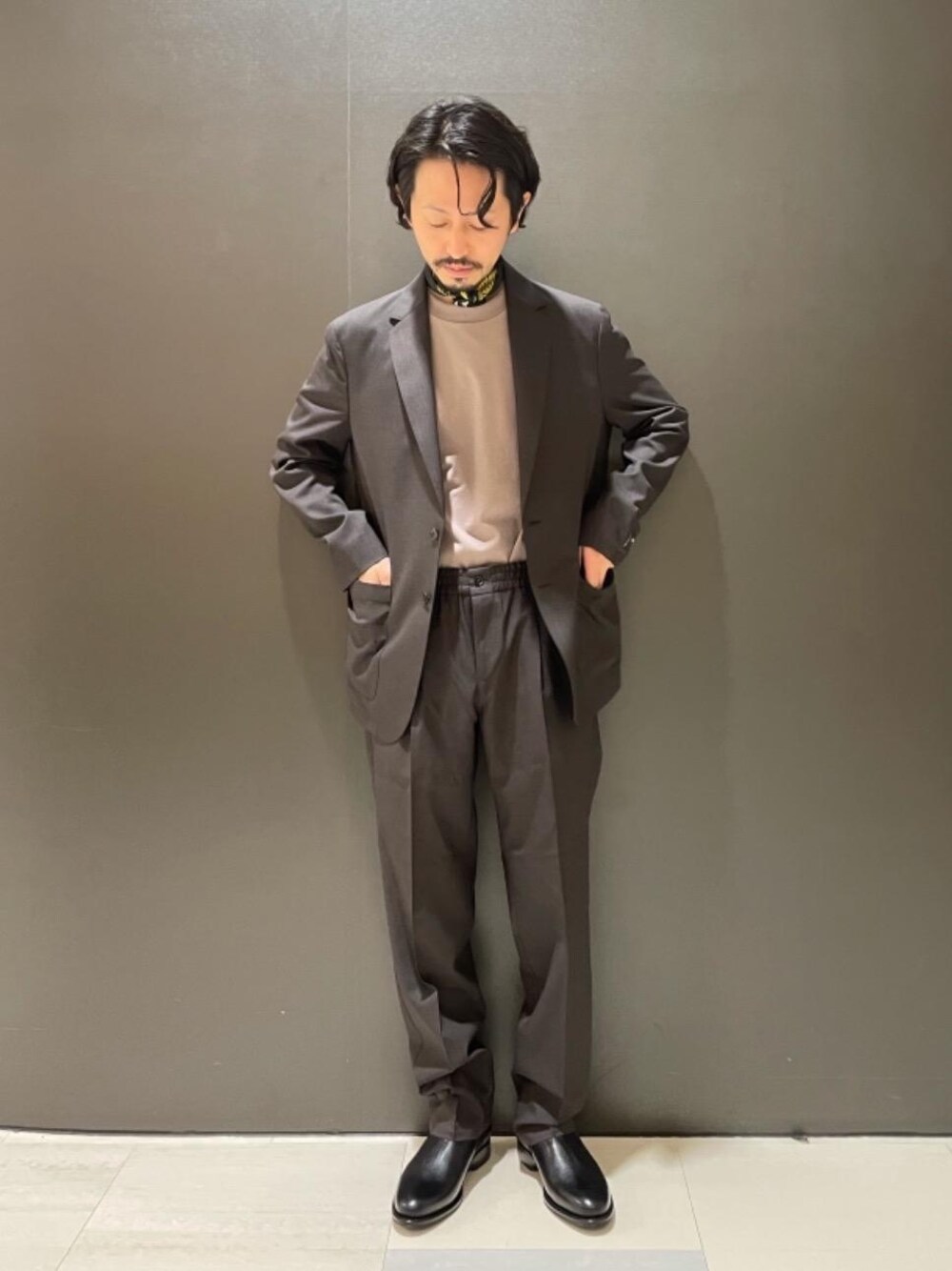 「セットアップ、スカーフ、ビジネス、ジャランスリワヤ、Tシャツ/カットソー、REDAACTIVE、ショートサイドゴアブーツ」｜「WORK TRIP OUTFITS GREEN LABEL RELAXINGの＜ 機能 / 接触冷感 ＞ WTO COOL フィール クルーネック 半袖 Tシャツ（Tシャツ/カットソー、ブラウン系）」を使った、中田 直宏さん（メンズ・171cm）の秋コーディネートの1枚目の写真