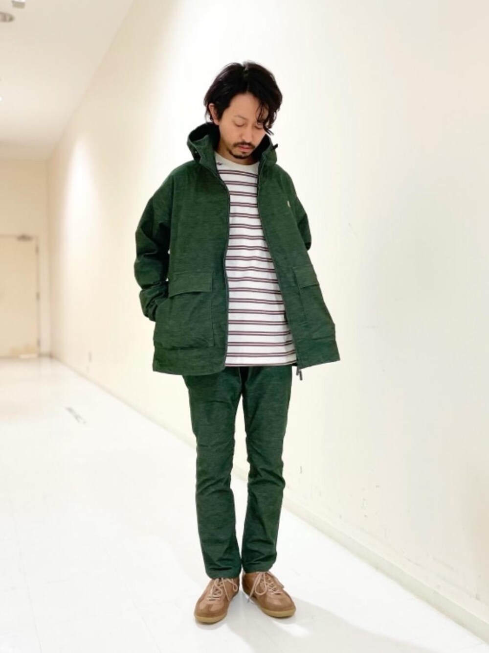 「スニーカー、セットアップ、リラックス、ジャーマントレーナー、フードアウター、Tシャツ/カットソー、■GRAMICCI、□お悩み別 / ほっそり、ぼーだー」｜「GERMAN TRAINERの[ ジャーマントレーナー ] SC GERMAN TRAINER スニーカー（スニーカー、ブラウン系）」を使った、中田 直宏さん（メンズ・171cm）の秋コーディネートの1枚目の写真