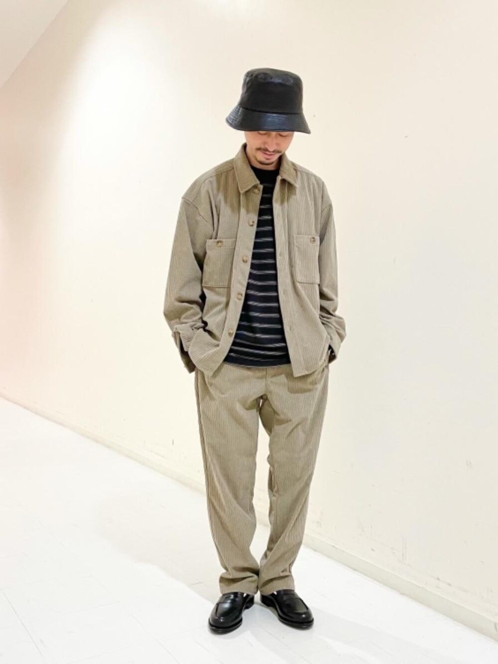 ブラック系のローファー、ブラック系のTシャツ/カットソー、ベージュ系のその他パンツを着用したメンズの秋コーディネートの1枚目の写真