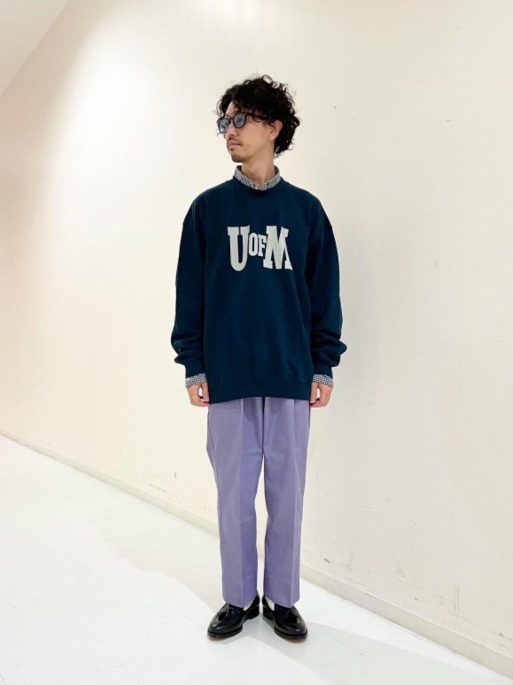 ブラック系のローファー、ブラック系のシャツ/ブラウス、ブルー系のスウェットを着用したメンズの秋コーディネートの1枚目の写真