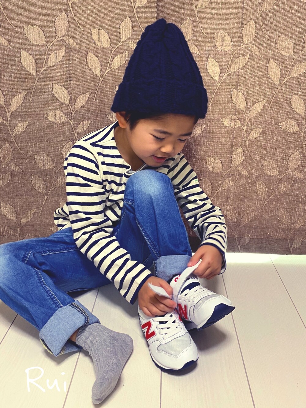 「男の子、kids、キッズファッション、スニーカー、パンツスタイル、デニム、ニット帽、ボーダー、シンプル、シンプルコーデ」｜「BEAMS miniのアイテム（トップス、その他）」を使った、Ruiさん（キッズ・110cm）の冬コーディネートの1枚目の写真