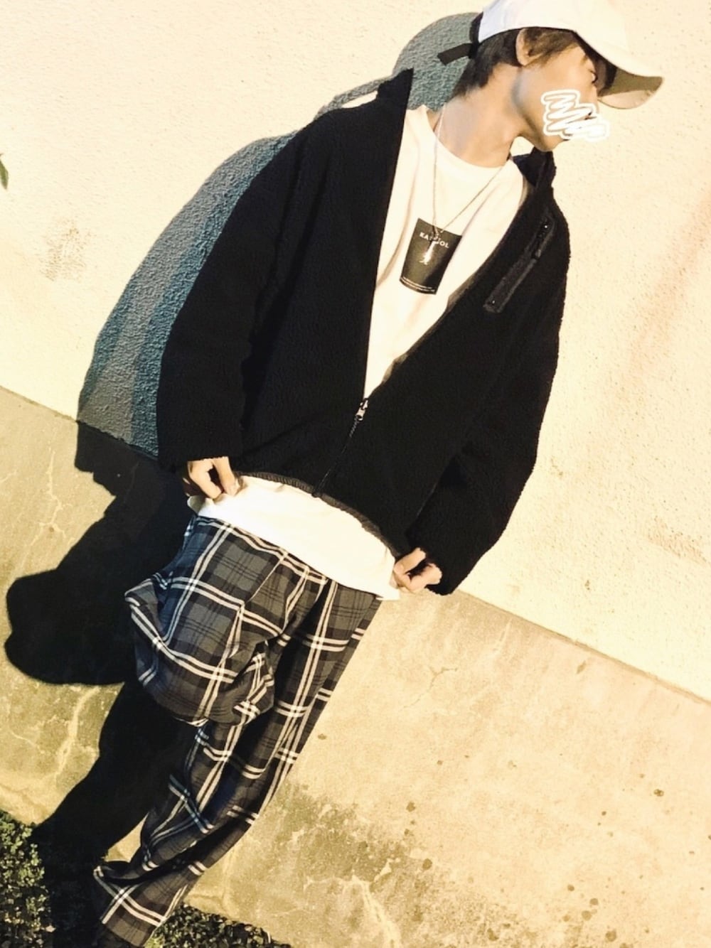 ブラック系のブルゾン、ブラック系のその他パンツ、ホワイト系のTシャツ/カットソーを着用したメンズの冬コーディネートの1枚目の写真