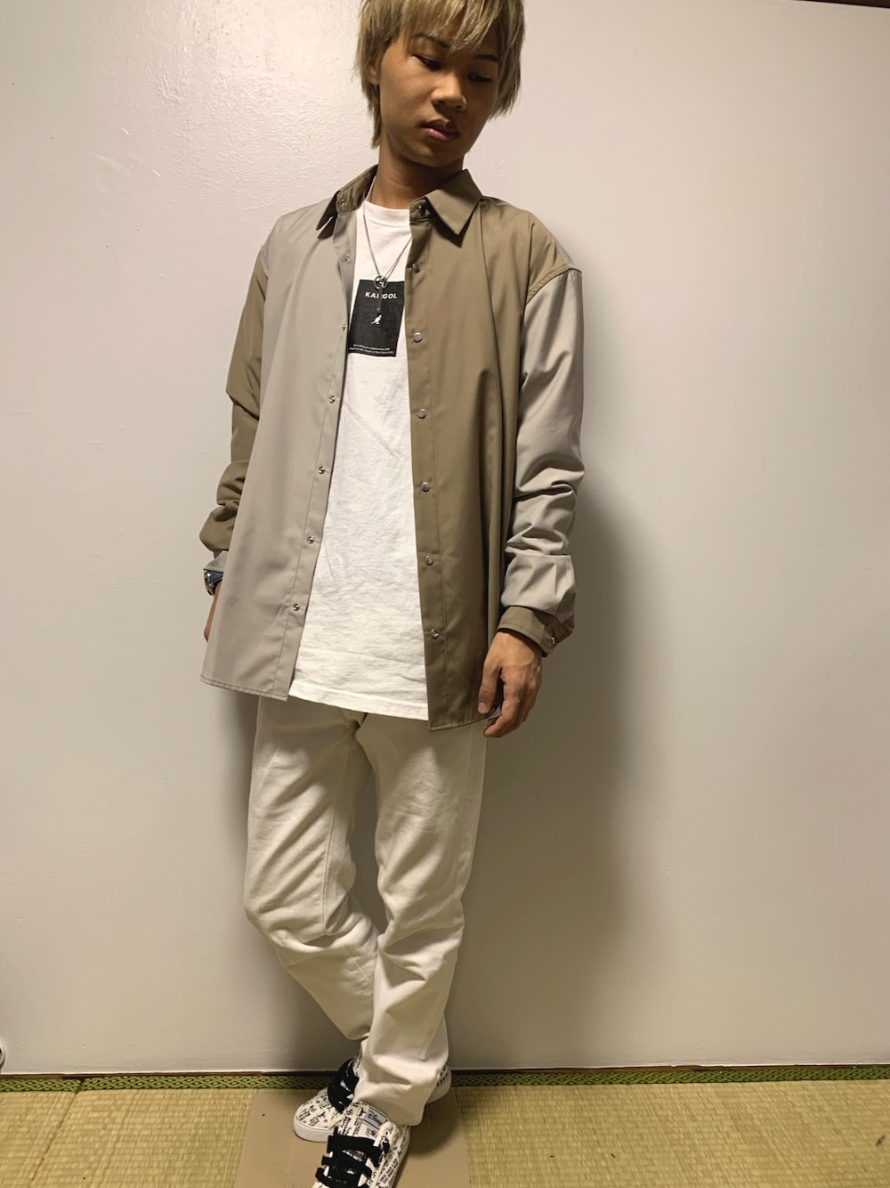 「シンプル、いいね、save、フォローお願いします🤑、きれいめカジュアル、スニーカー、春コーデ、おしゃれさんと繋がりたい、シャツ、コンファーム、GU、いいね返し」｜「KANGOLのアイテム（Tシャツ/カットソー、ホワイト系）」を使った、poticodeさん（メンズ・167cm）の冬コーディネートの1枚目の写真