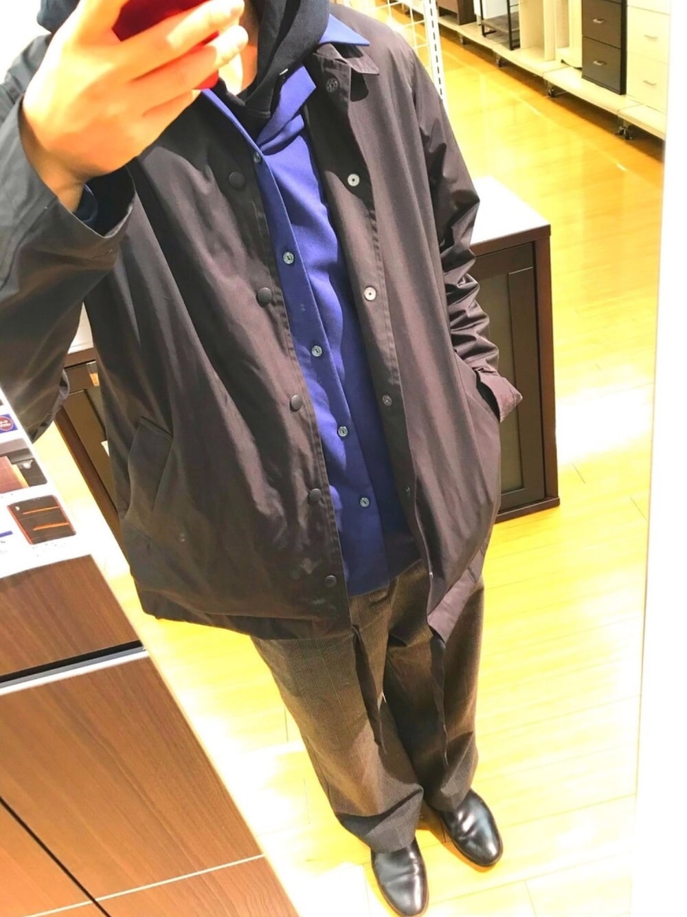 ブラック系のブルゾン、ブラック系のパーカー、ブルー系のシャツ/ブラウスを着用したメンズの冬コーディネートの1枚目の写真