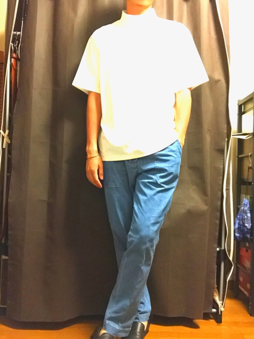 ホワイト系のTシャツ/カットソー、ブルー系のパンツ、ブラック系のドレスシューズを着用したメンズの春コーディネートの1枚目の写真