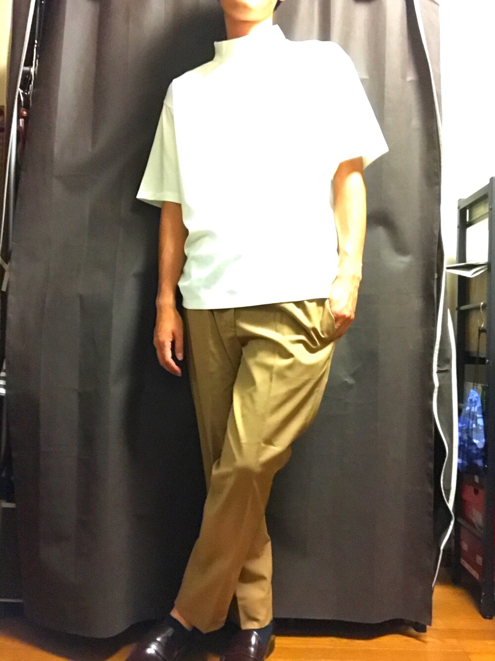 ホワイト系のTシャツ/カットソー、ベージュ系のその他パンツ、ブラウン系のローファーを着用したメンズの春コーディネートの1枚目の写真
