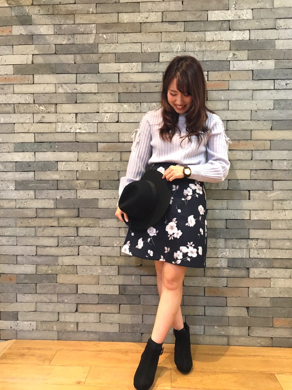 「女子力、パステルニット、花柄、デートコーデ」｜「MAJESTIC LEGONのワイドリブレースアッププルオーバー（ニット/セーター、パープル系）」を使った、さきちさん（レディース・154cm）の冬コーディネートの1枚目の写真