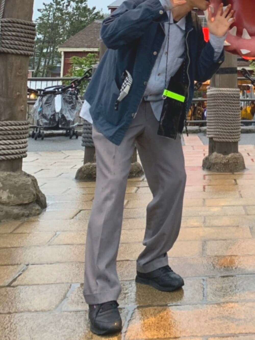 「シンプル、春夏コーデ、スニーカーコーデ、いいね、save、フォローお願いします🤑、neonsign、sulvam、reebok、elephant TRIBAL fabrics、ドメスティックブランド、USJ」｜「usedのアイテム（スラックス、グレー系）」を使った、おりかつおさん（メンズ・177cm）の春コーディネートの1枚目の写真