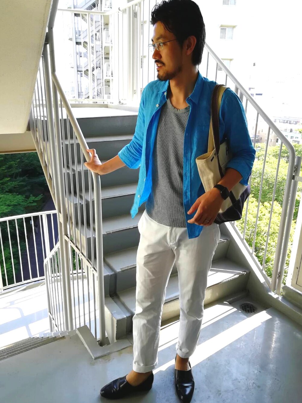 ブルー系のシャツ/ブラウス、ホワイト系のチノパンツ、グレー系のタンクトップを着用したメンズの夏コーディネートの1枚目の写真