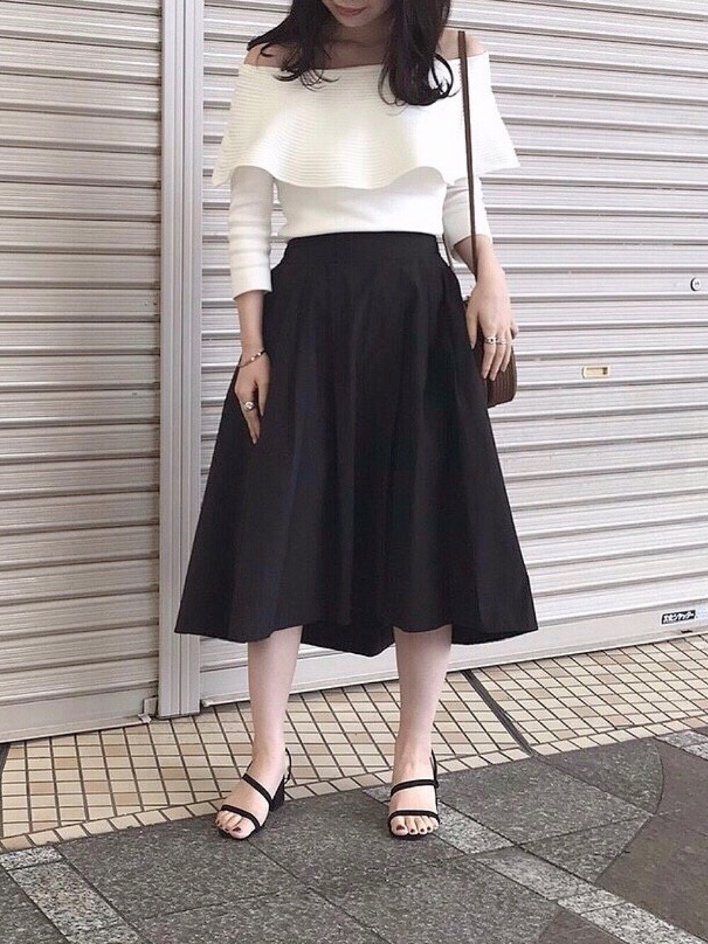 ホワイト系のトップス、ブラウン系のショルダーバッグを着用したレディースの夏コーディネートの1枚目の写真