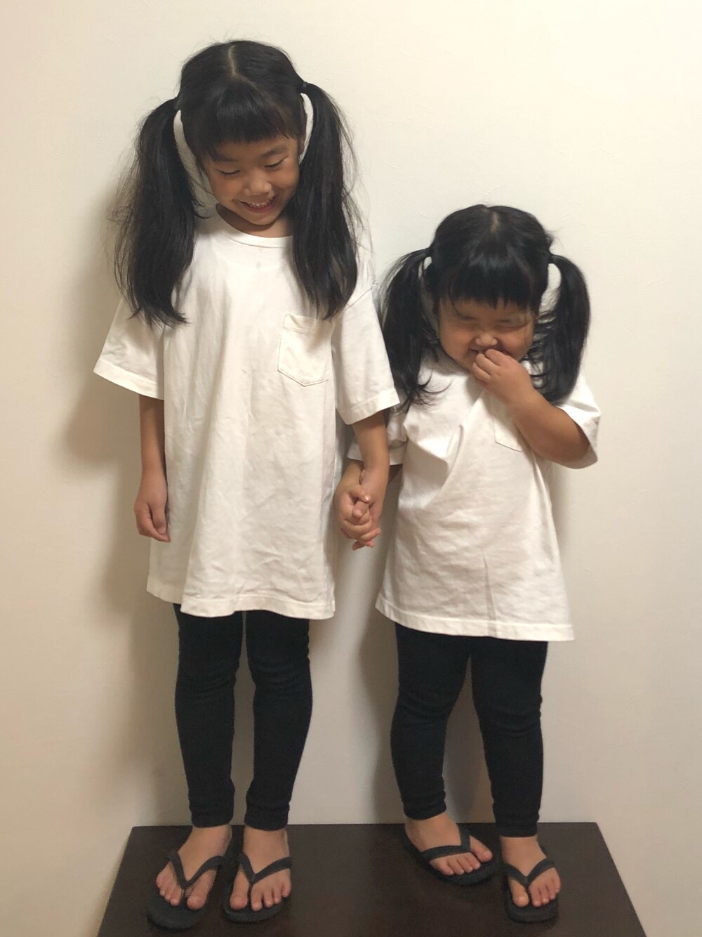 「女の子コーデ、ブラック、シンプル、シンプルコーデ、リブレギンス、姉妹コーデ、おそろいコーデ、ユニクロ、ビッグシルエット、ビッグT」｜「UNIQLOのアイテム（Tシャツ/カットソー、ホワイト系）」を使った、yuuuno☆さん（キッズ・110cm）の夏コーディネートの1枚目の写真