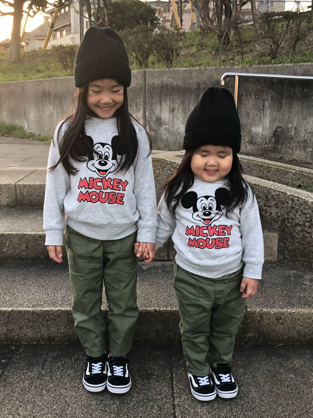 グレー系のスウェット、グリーン系のその他パンツ、ブラック系のスニーカーを着用したキッズの秋コーディネートの1枚目の写真