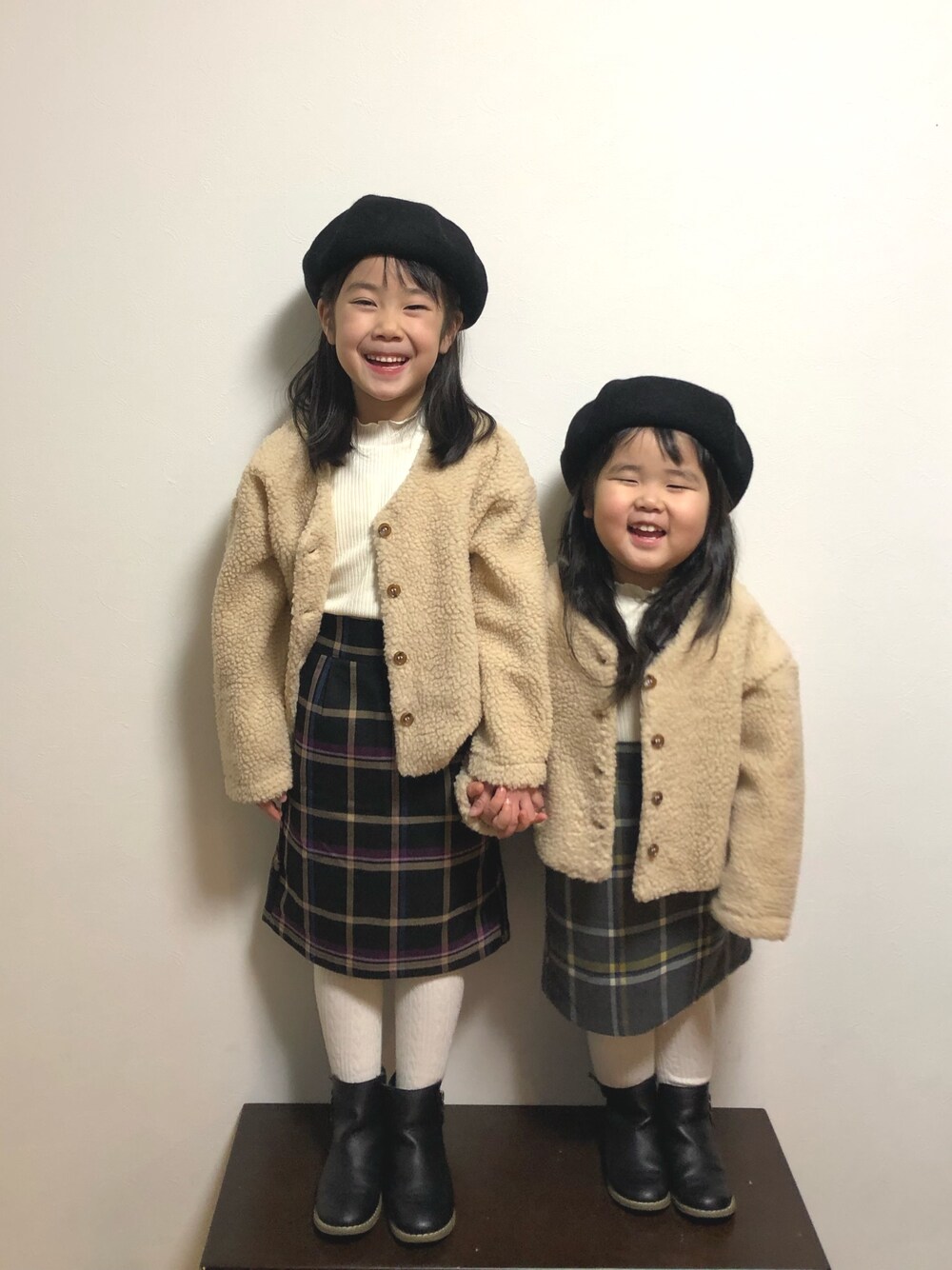 「初売りセールで買いました2019、キッズファッション、女の子コーデ、ニット、チェック、ブーツ、リンクコーデ、ベレー帽、ボア、おしゃれさんと繋がりたい」｜「CIAOPANIC TYPYの【ママとおそろい】ボア2WAYカーディガン（カーディガン/ボレロ、ベージュ系）」を使った、yuuuno☆さん（キッズ・110cm）の冬コーディネートの1枚目の写真