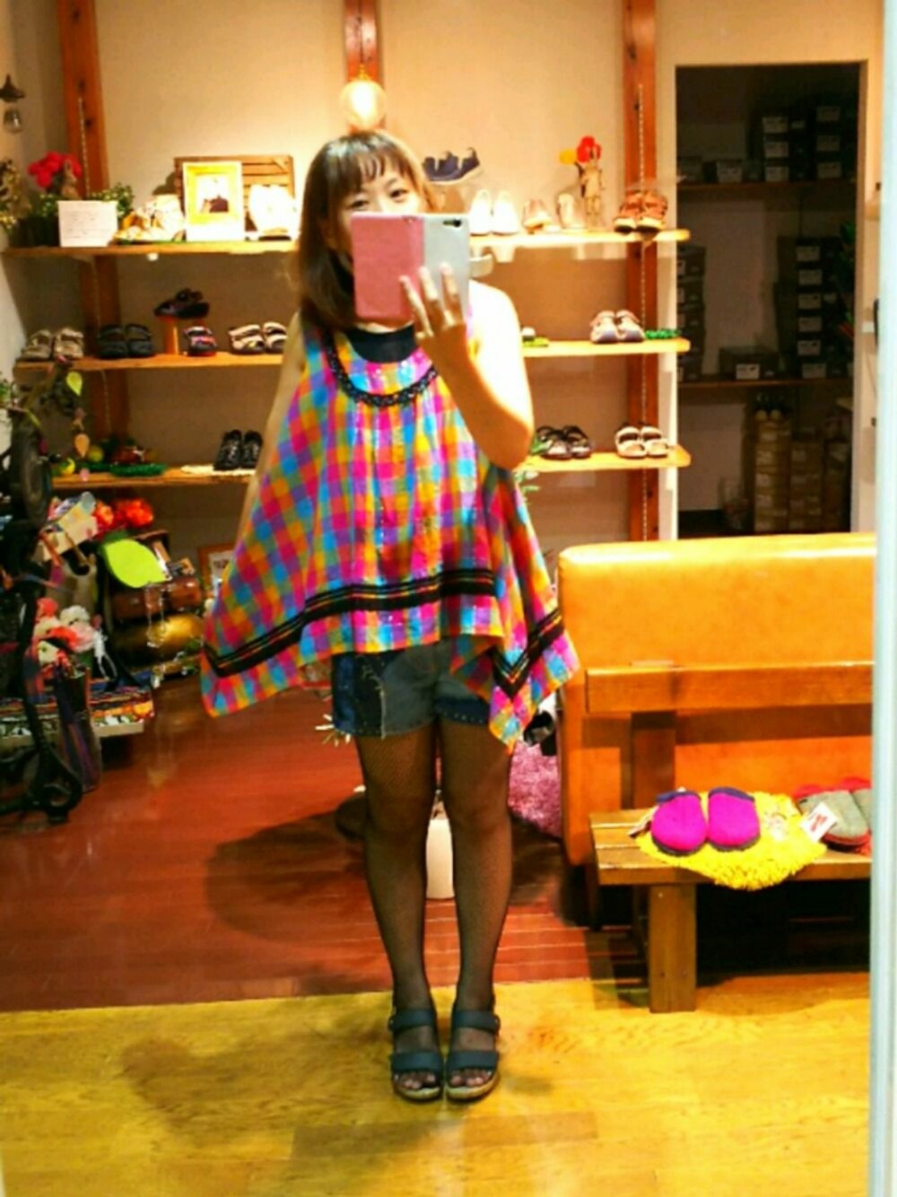 「スナオクワハラ、シヨートパンツ、網タイツ、網タイツ×デニム、夏、暑い、厚底サンダル、パッチワーク」｜「SUNAOKUWAHARAのチェック柄ノースリーブブラウス（シャツ/ブラウス、イエロー系）」を使った、yasuyoさん（レディース・158cm）の夏コーディネートの1枚目の写真