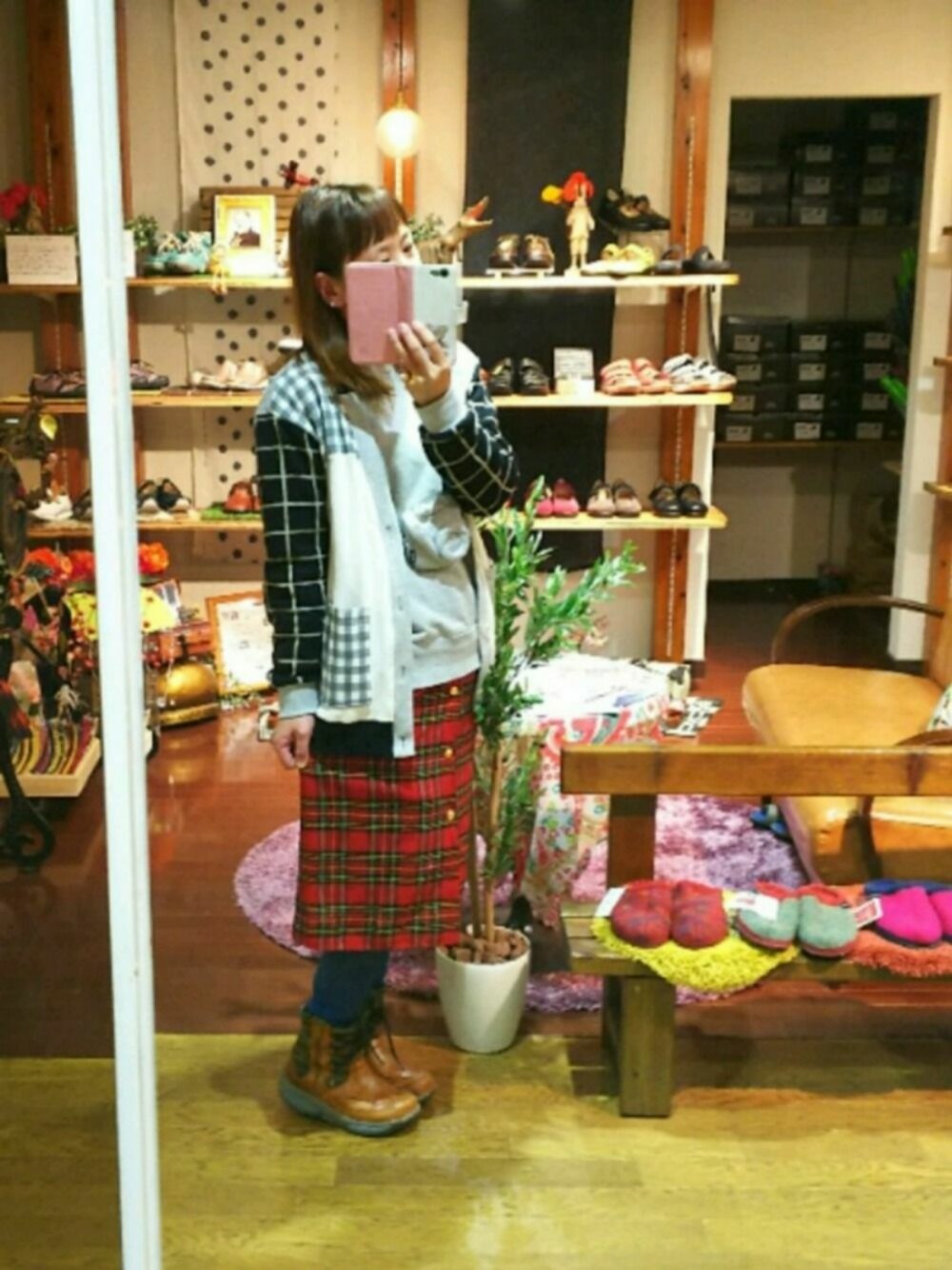 「ネネット、サルエルパンツ、チェックスカート、スカート、パンツスタイル、カーディガン、にらめっこーで、大人ガーリー、スウェット、大人カジュアル」｜「Ne-netのトレッキング裏毛（スウェット、グレー系）」を使った、yasuyoさん（レディース・158cm）の冬コーディネートの1枚目の写真