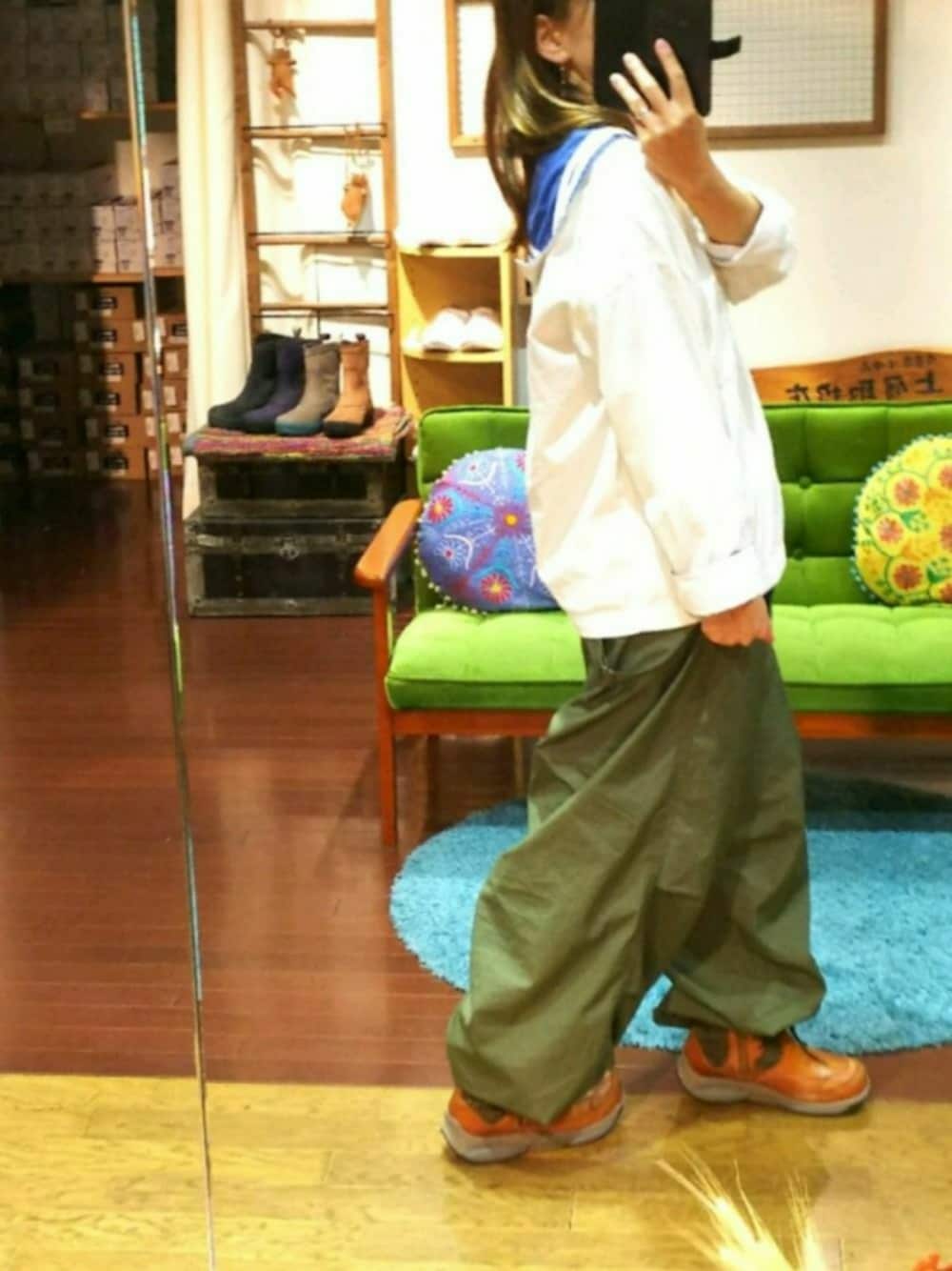 ホワイト系のTシャツ/カットソー、グリーン系のカーゴパンツ、ブラウン系のブーツを着用したレディースの秋コーディネートの1枚目の写真