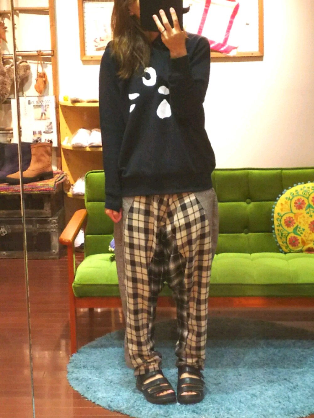 「パーカー、モノトーン、パンツスタイル、サルエルパンツ、チェック、秋冬コーデ、シンプルコーデ、オトナカジュアル、にゃー、ネネット」｜「FRAPBOISのアイテム（その他パンツ、ブラック系）」を使った、yasuyoさん（レディース・158cm）の秋コーディネートの1枚目の写真